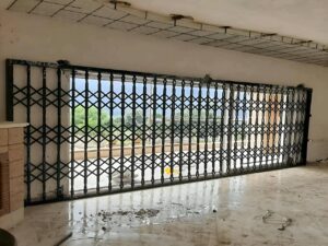درب آکاردئونی داخل منزل
