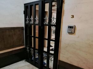 حفاظ درب آپارتمان لولایی