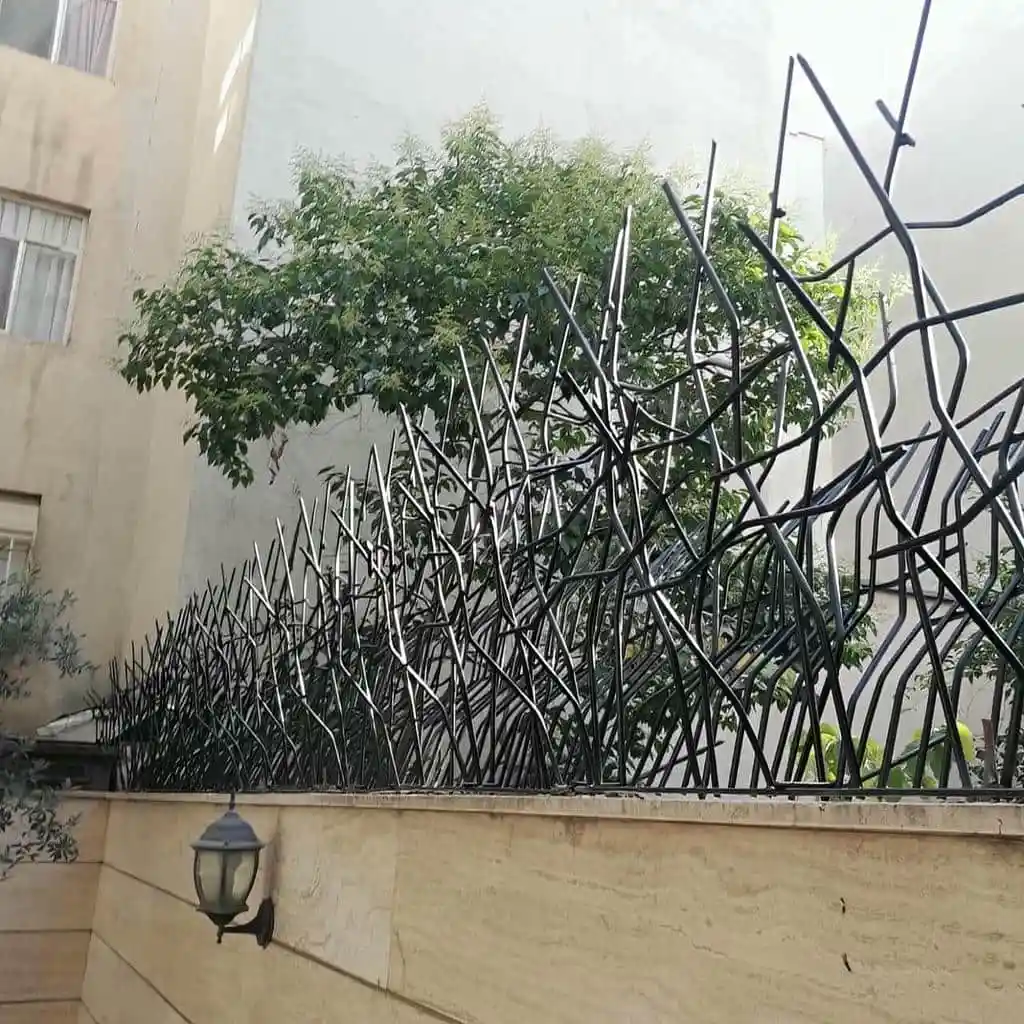 نصب حفاظ شاخ گوزنی روی دیوار سیمانی