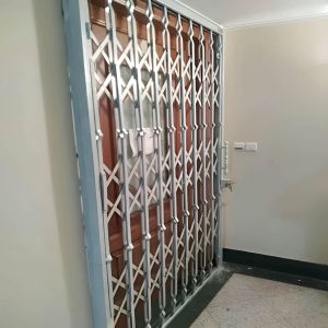 حفاظ آکاردئونی نصب شده روی درب ورودی ساختمان