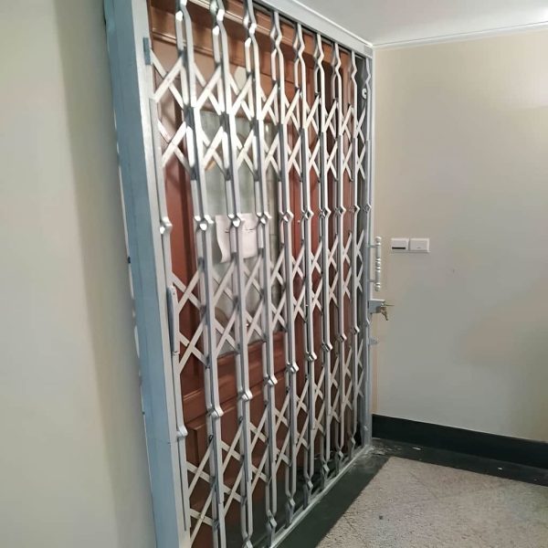 حفاظ آکاردئونی نصب شده روی درب ورودی ساختمان