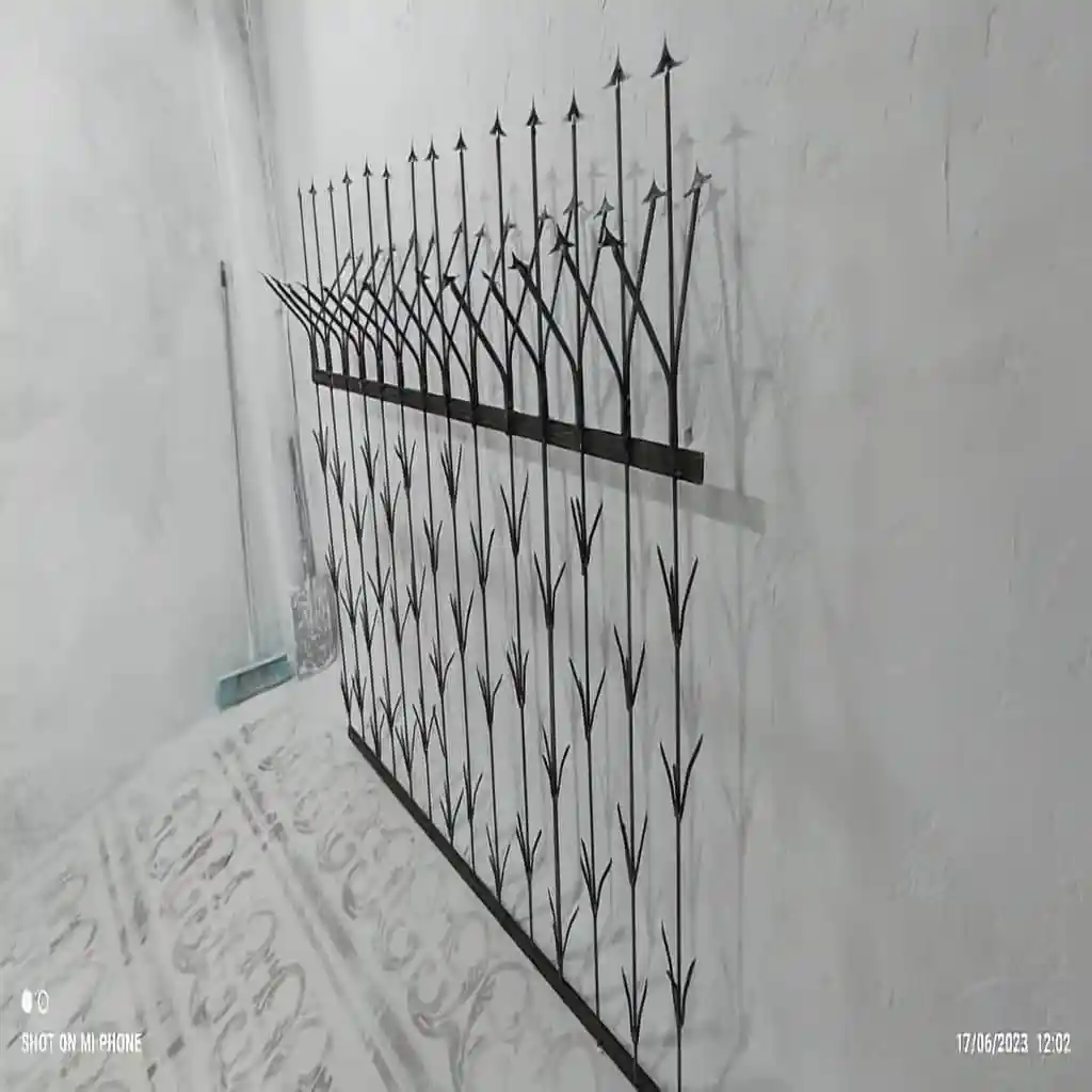 طراحی گل&zwnj;دار و تزئینی حفاظ شمشادی با تراکم ۴۲ گل