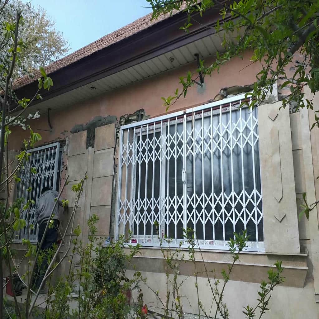 نصب درب حفاظ آکاردئونی تمام گل در سیرجان
