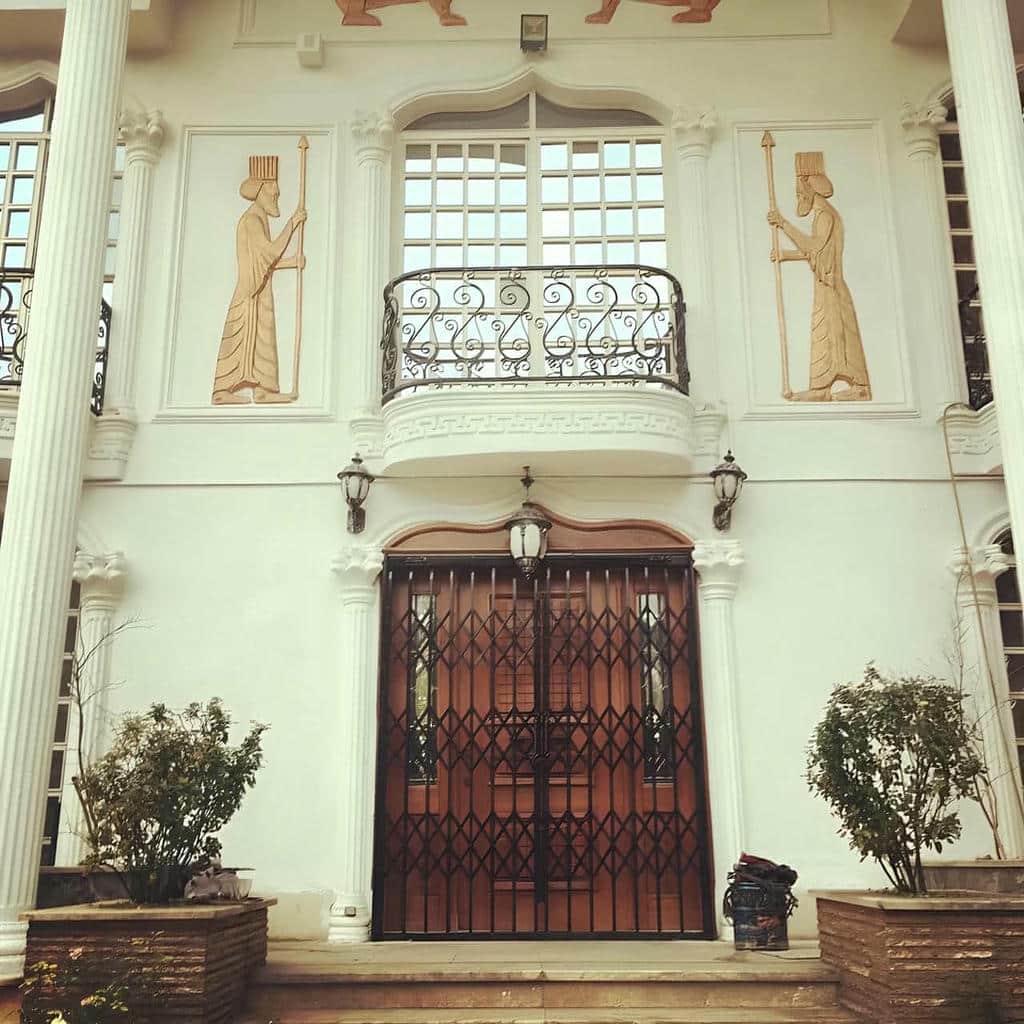 نصب درب حفاظ آکاردئونی تمام گل در لواسان