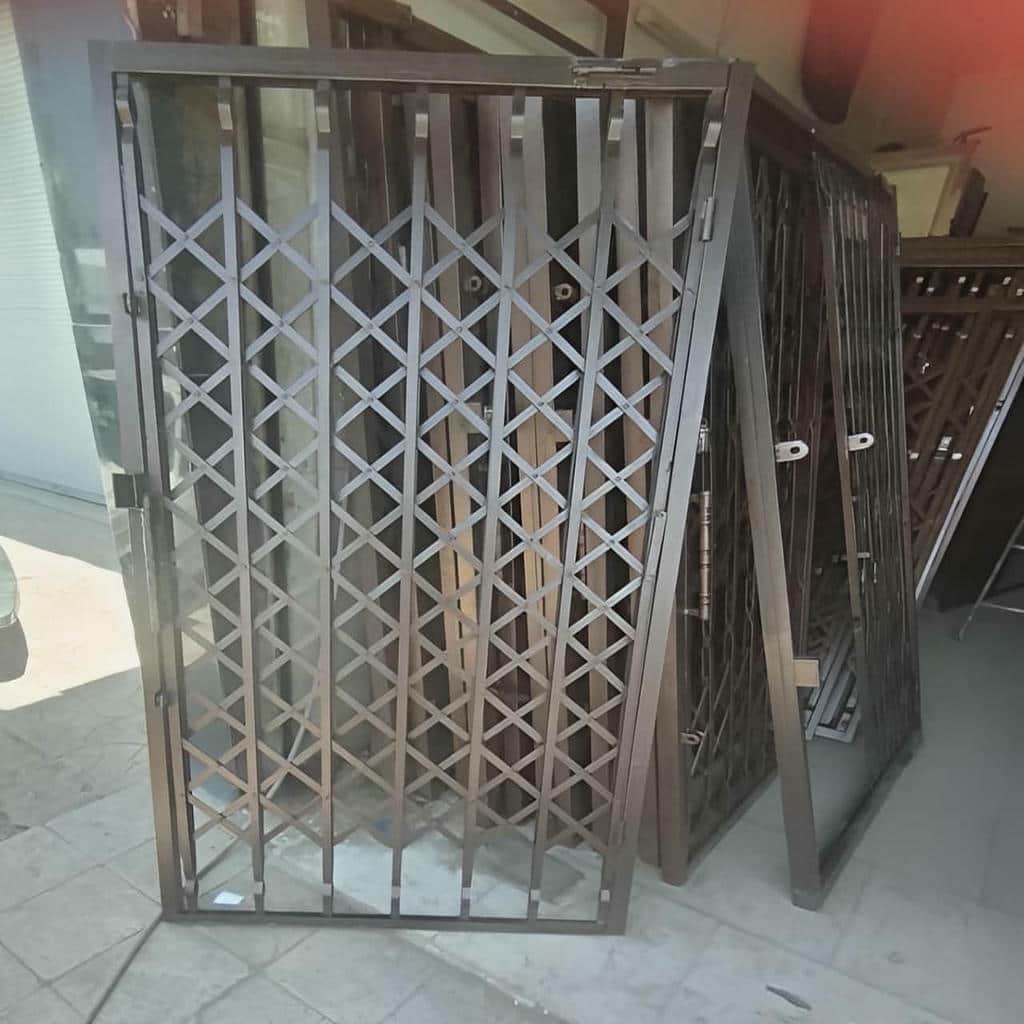 درب حفاظ آکاردئونی در کردان
