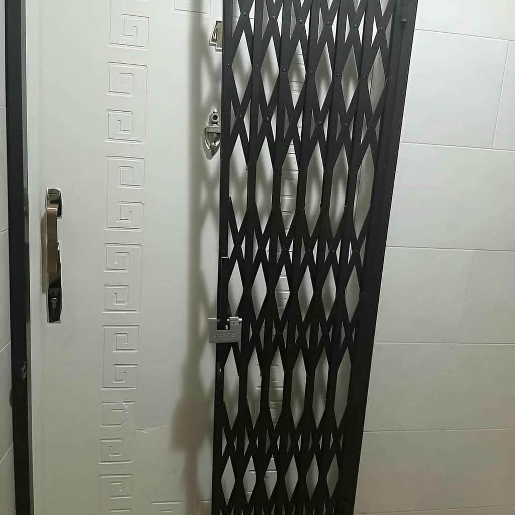نصب درب حفاظ آکاردئونی تمام گل در یزد
