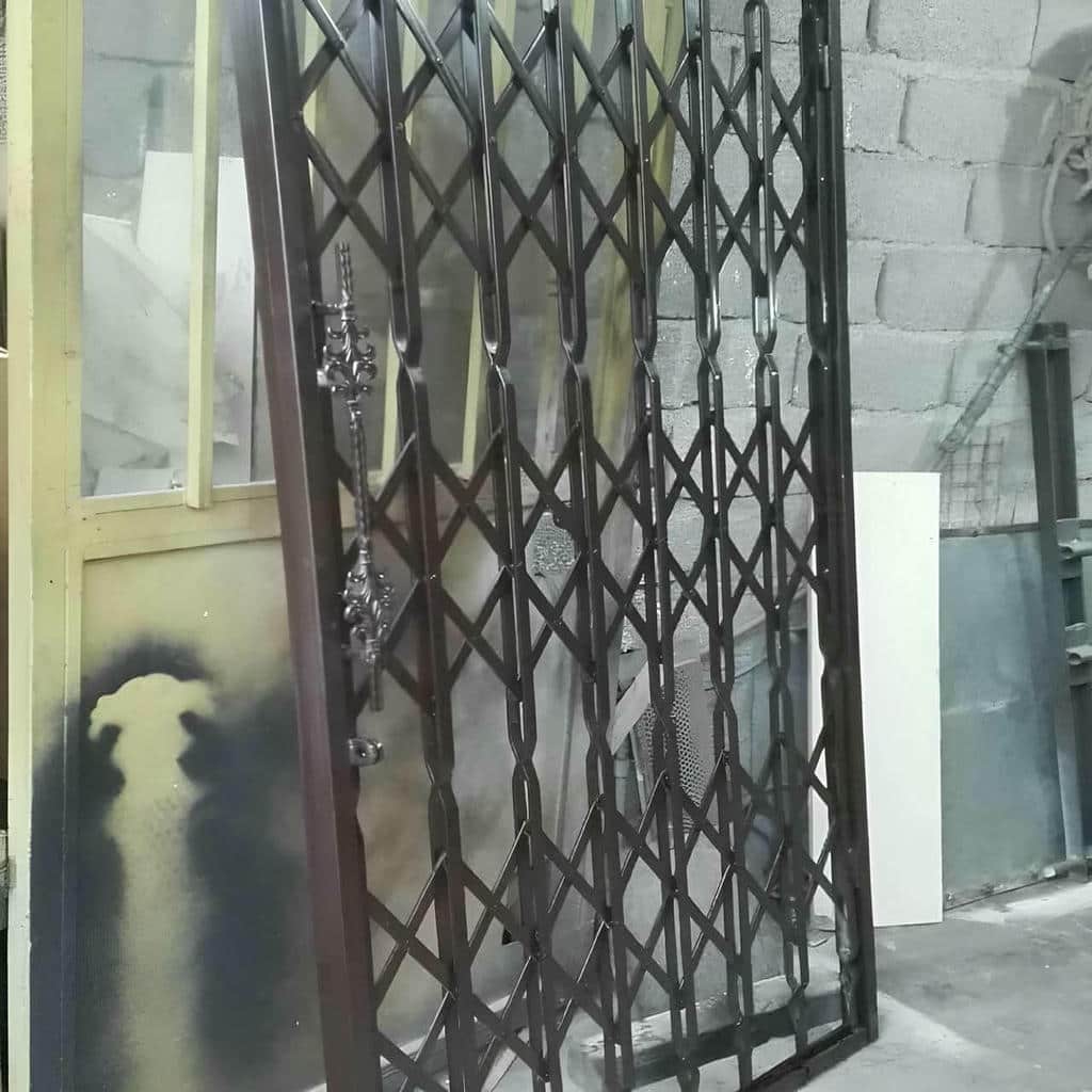 نصب درب حفاظ آکاردئونی تمام گل در ایرانشهر