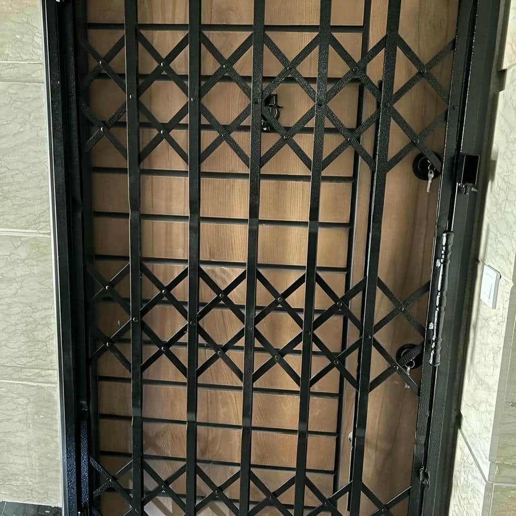نصب درب حفاظ آکاردئونی تمام گل در کمال شهر