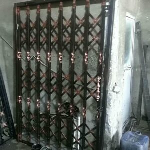 درب حفاظ آکاردئونی در قائمشهر