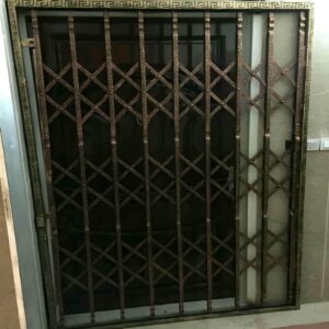 درب حفاظ آکاردئونی در رشت