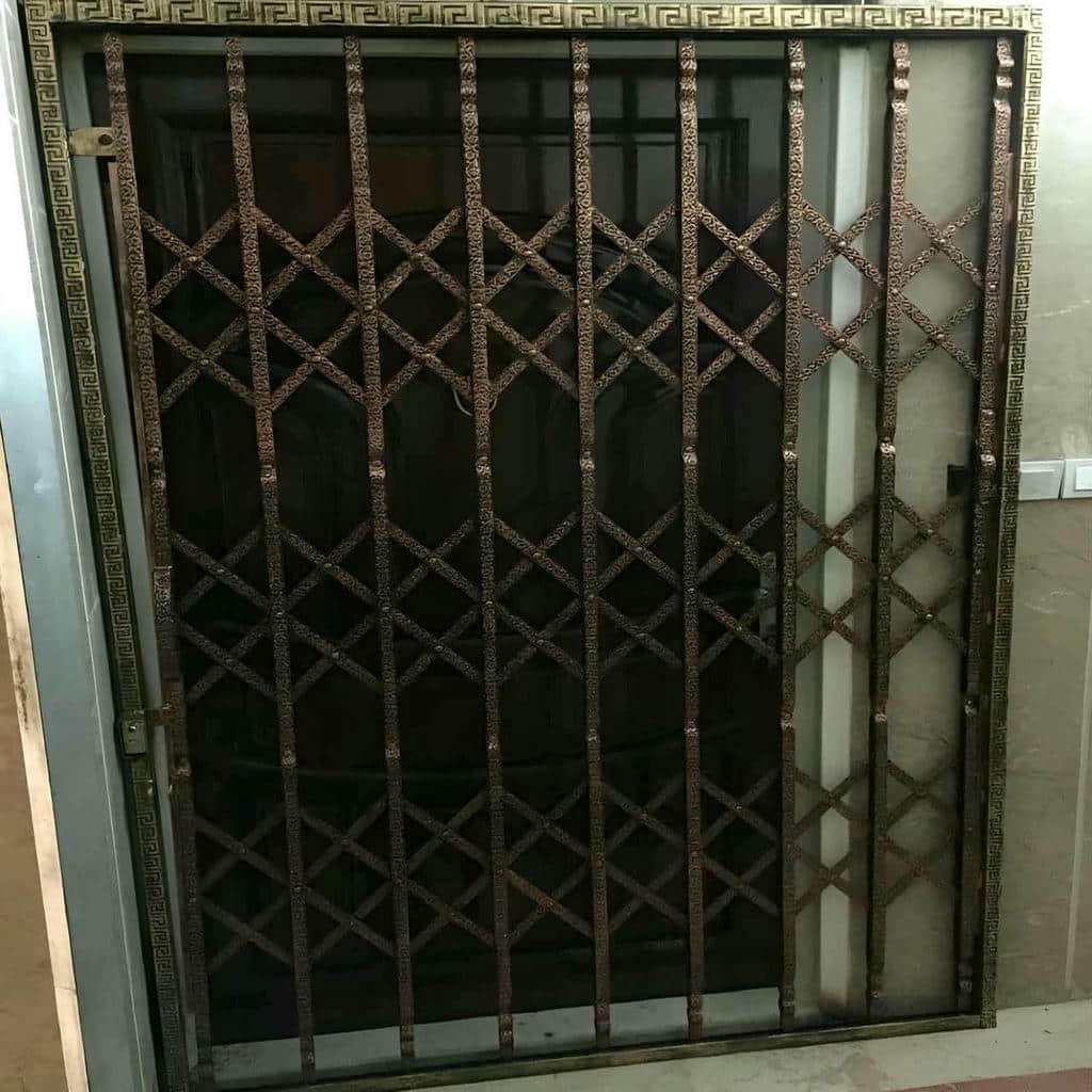 درب حفاظ آکاردئونی در رشت