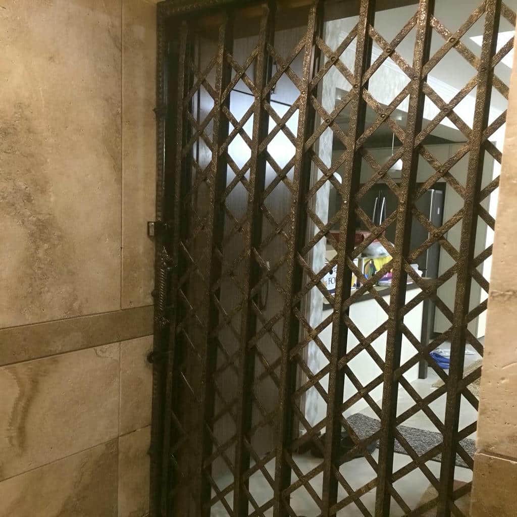 درب حفاظ آکاردئونی در کرمان