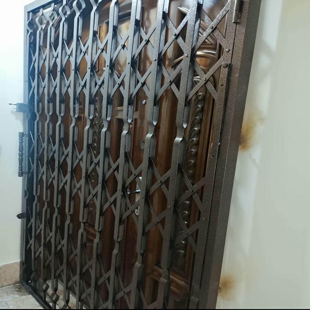 نصب درب حفاظ آکاردئونی تمام گل در سمنان