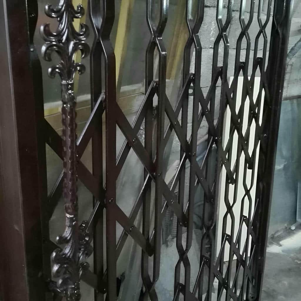 درب حفاظ آکاردئونی در ایرانشهر