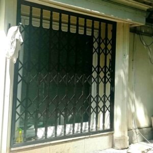 درب حفاظ آکاردئونی در بندر بوشهر