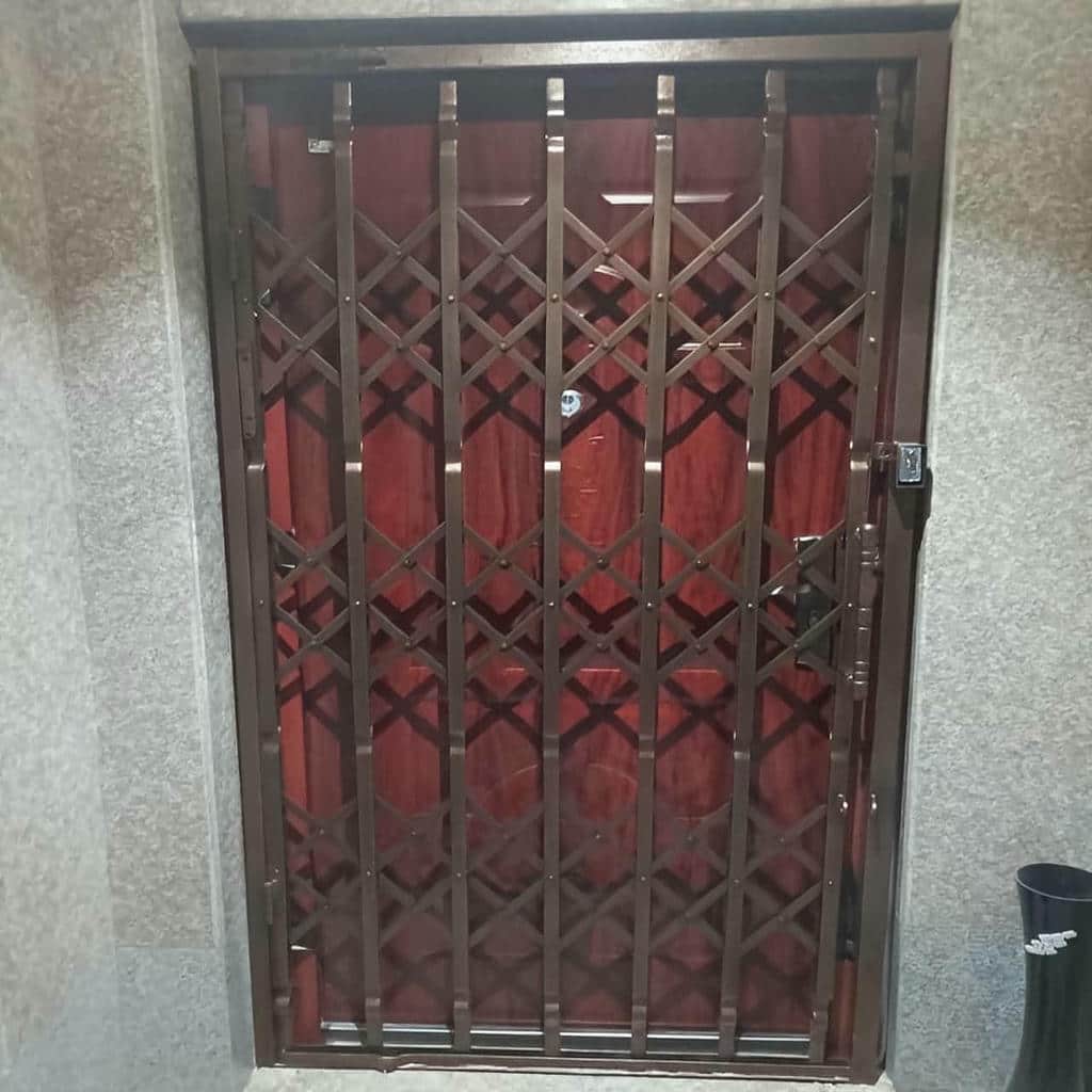 درب حفاظ آکاردئونی در یزد