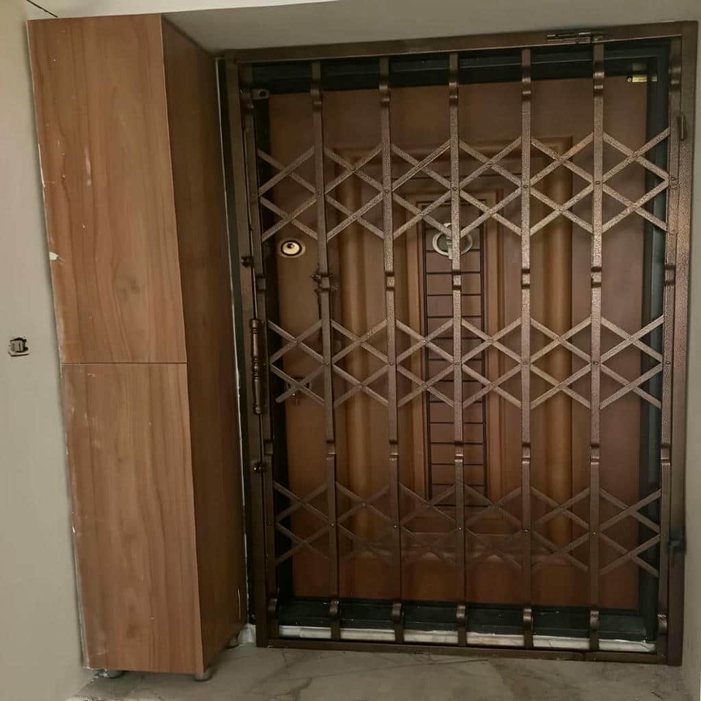 نصب درب حفاظ آکاردئونی تمام گل در قم