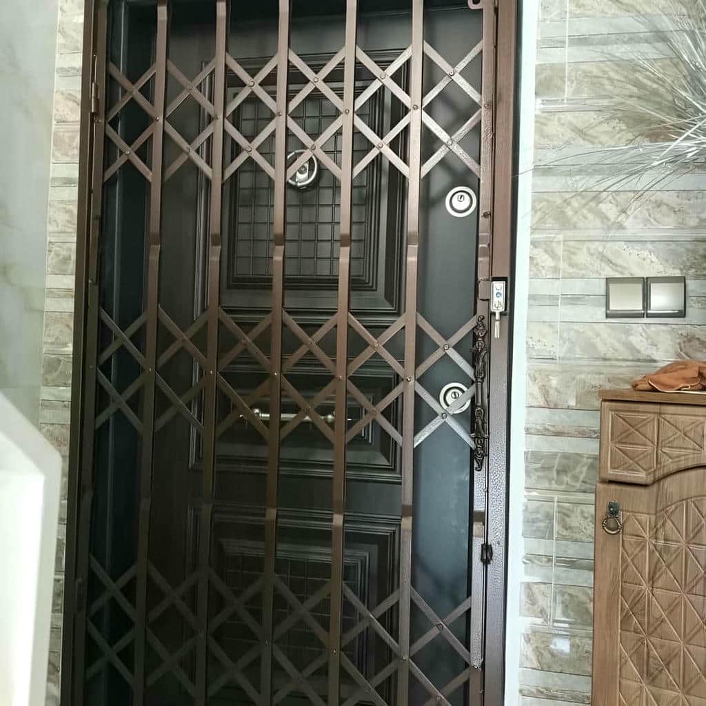 درب حفاظ آکاردئونی در آبادان