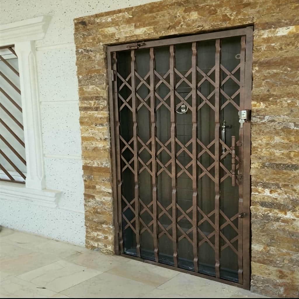 درب حفاظ آکاردئونی در سیرجان