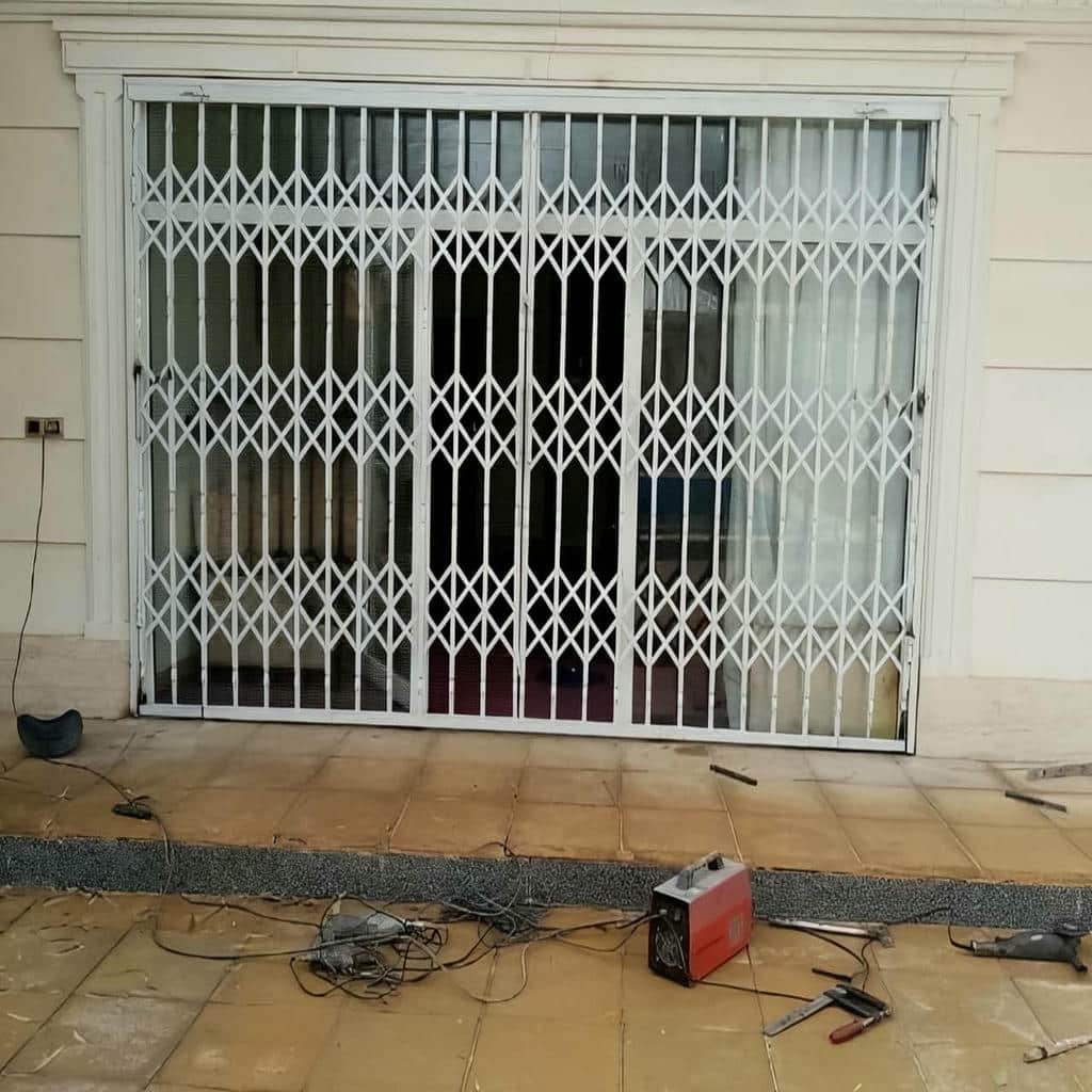 نصب درب حفاظ آکاردئونی تمام گل در بیرجند