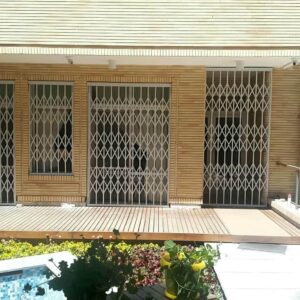 درب حفاظ آکاردئونی در بندرعباس