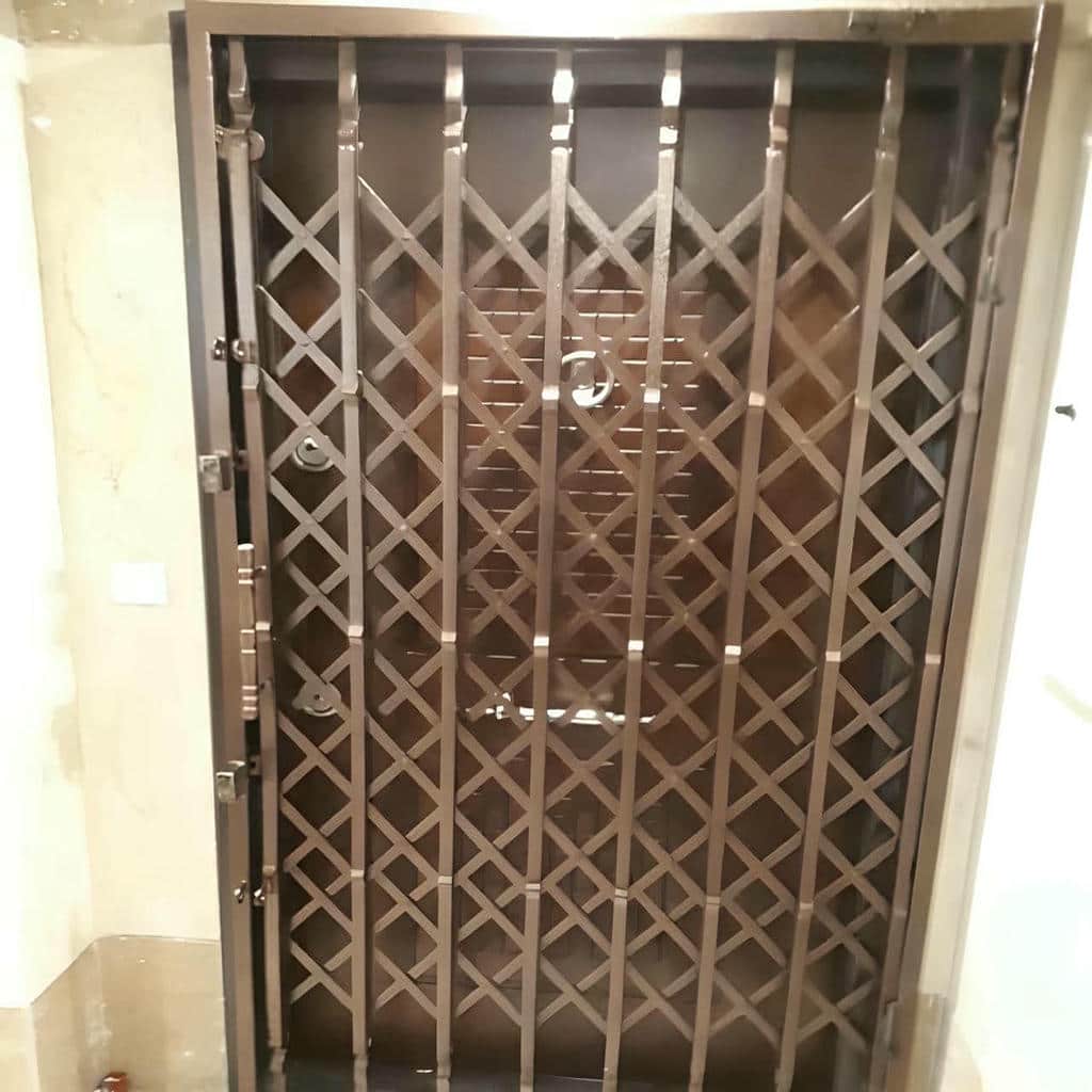 درب حفاظ آکاردئونی در رفسنجان