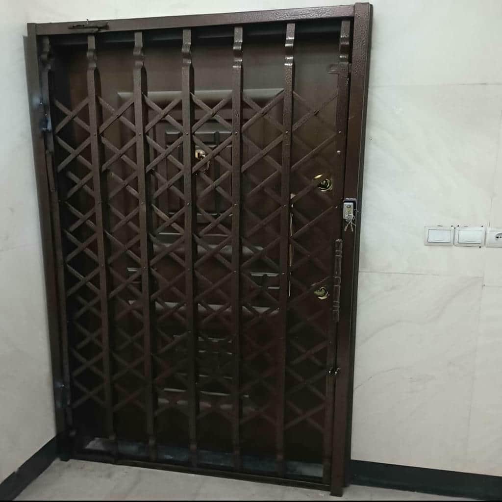نصب درب حفاظ آکاردئونی تمام گل در رشت