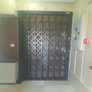 درب حفاظ آکاردئونی در نیشابور
