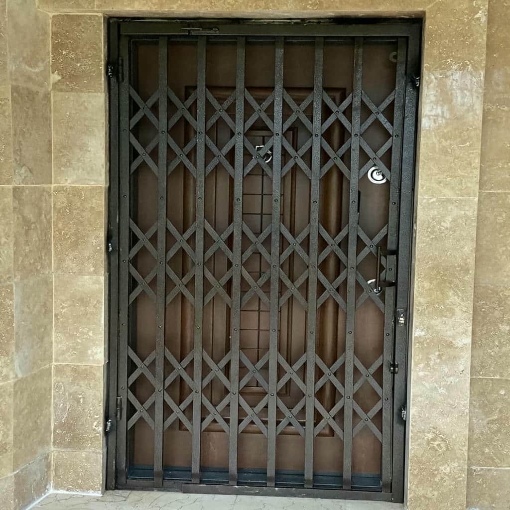 نصب درب حفاظ آکاردئونی تمام گل در آبادان