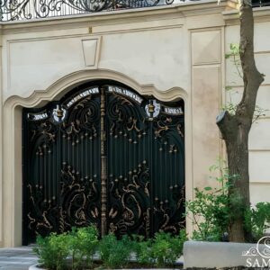 درب حیاط در سقز