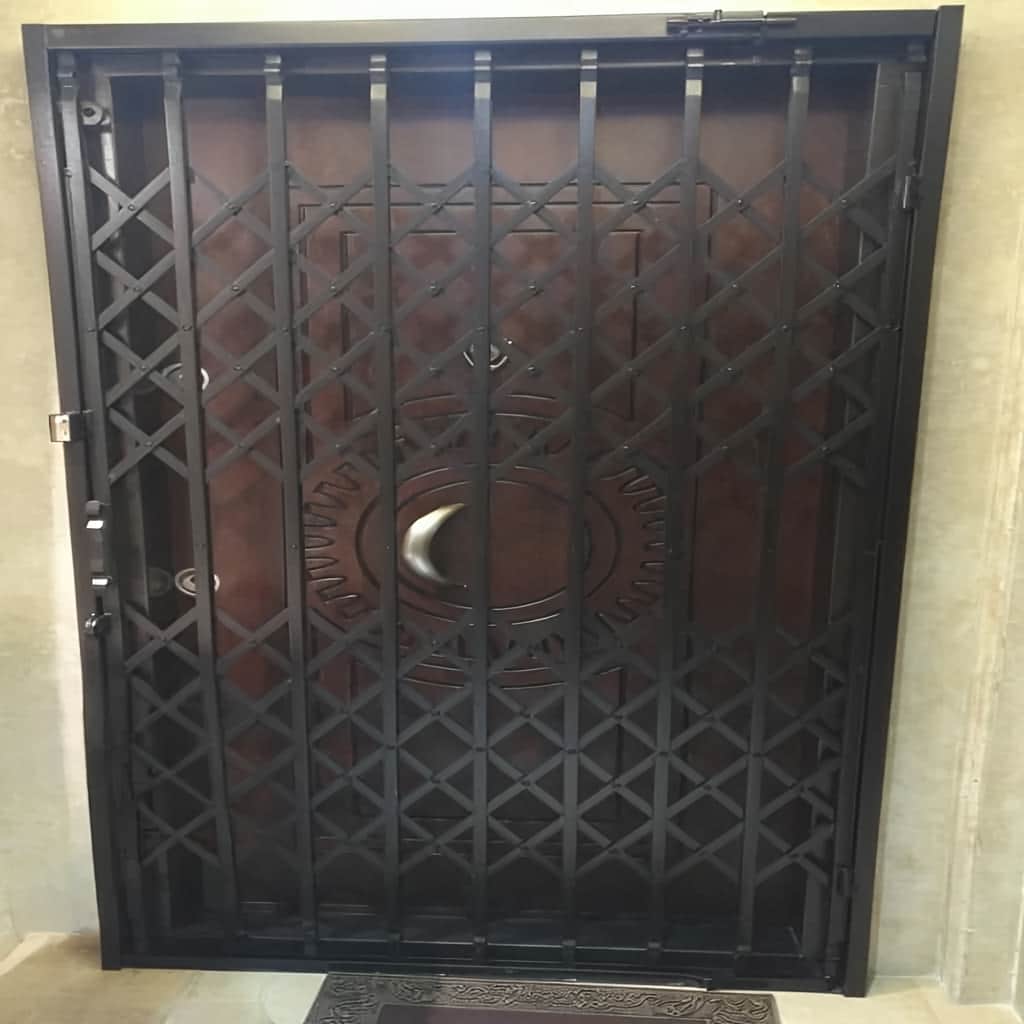 درب آکاردئونی با رنگ محافظ روی سطح سازه