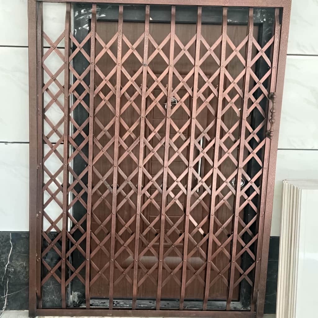 نصب حفاظ آکاردئونی کم جا راهرو پشت درب اصلی