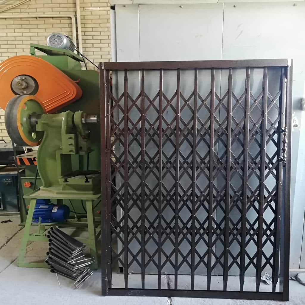 اجرای حفاظ آکاردئونی کم جا راهرو برای واحد اداری