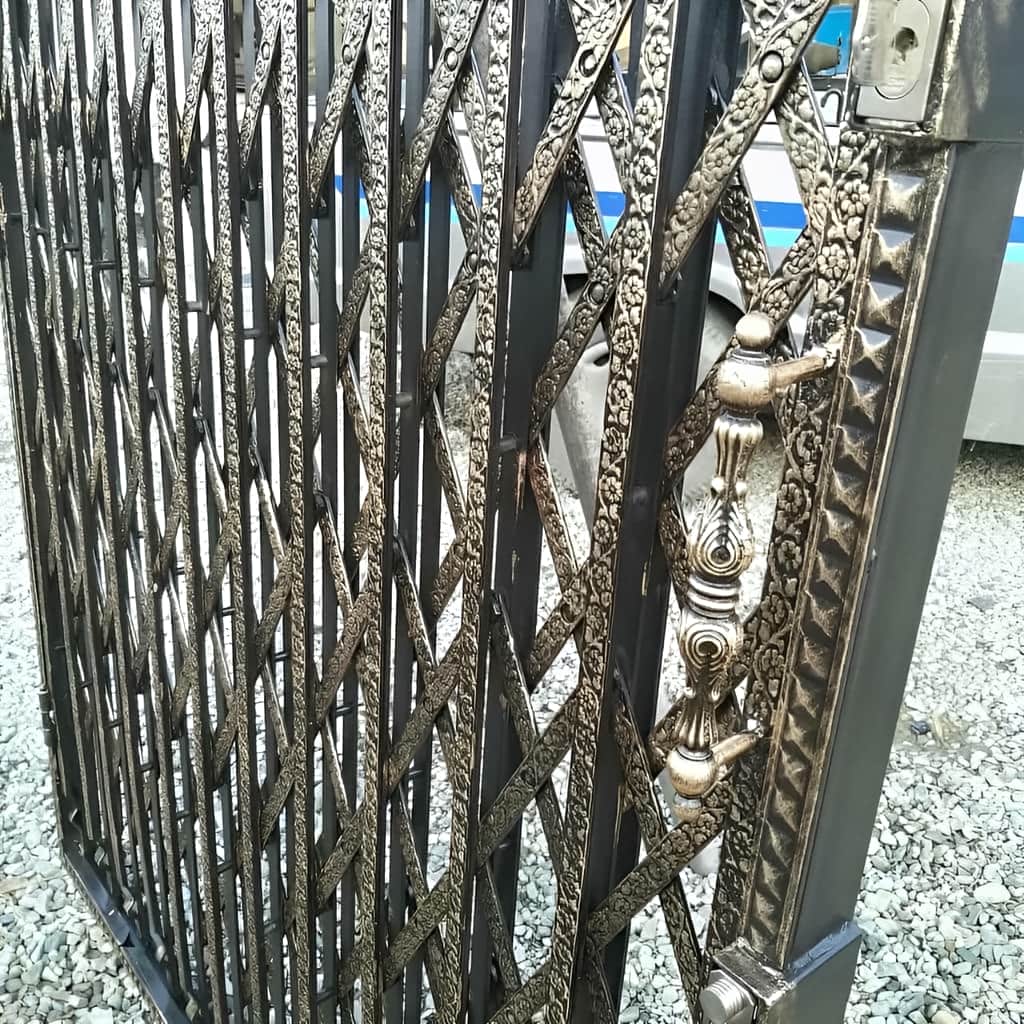 نصب درب آکاردئونی طرح دار لوزی پشت درب اصلی