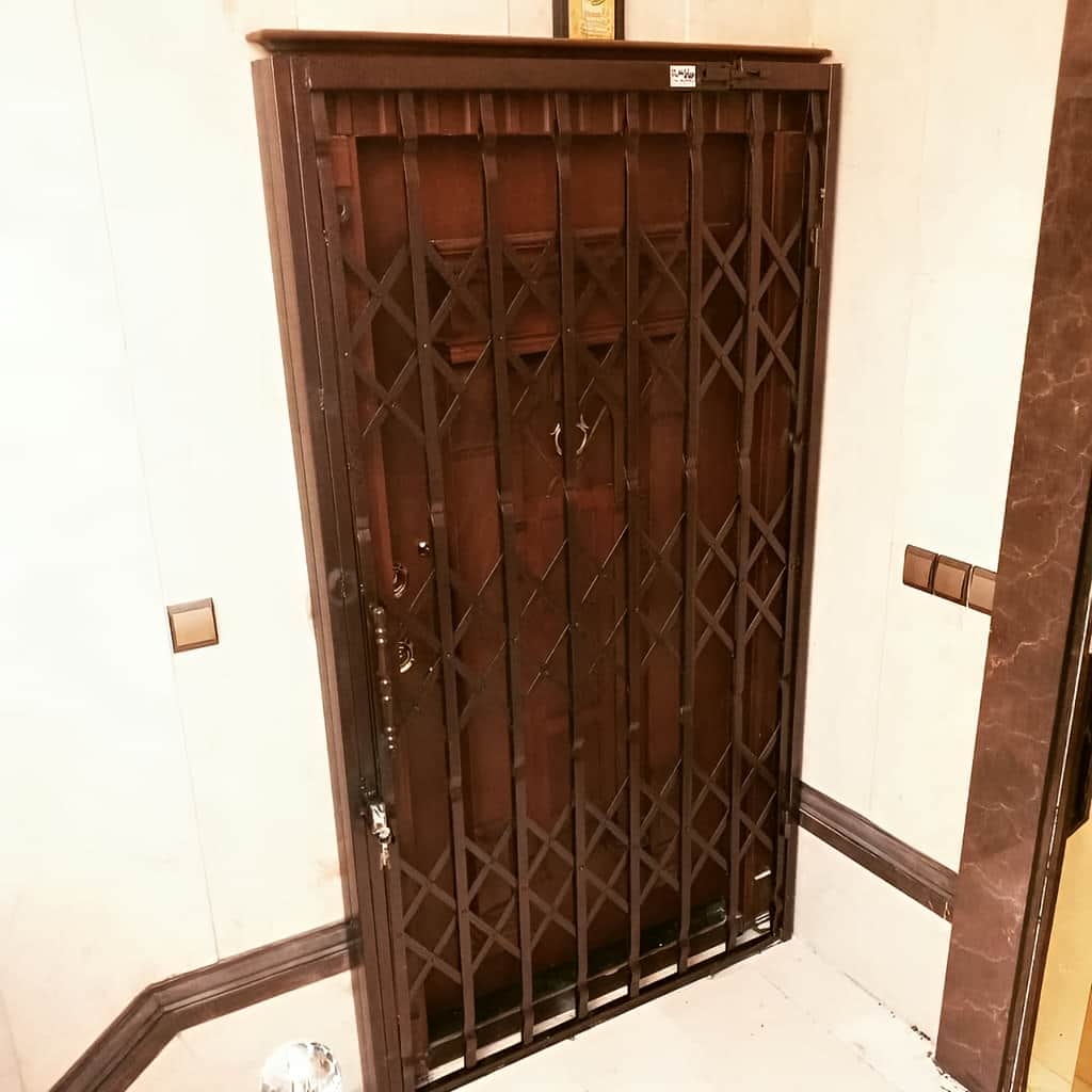 درب آکاردئونی فلزی با یراق مقاوم برای استفاده روزانه