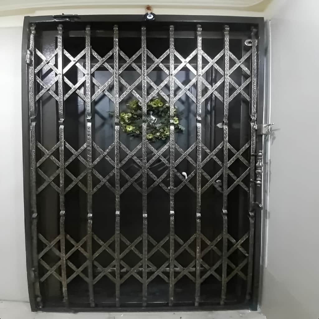 ساخت محافظ آهنی درب آپارتمان با مدل آکاردئونی و لولایی