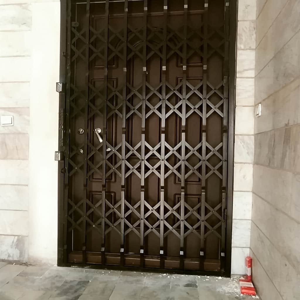 اجرای درب آکاردئونی چهار گل لوزی برای واحد اداری