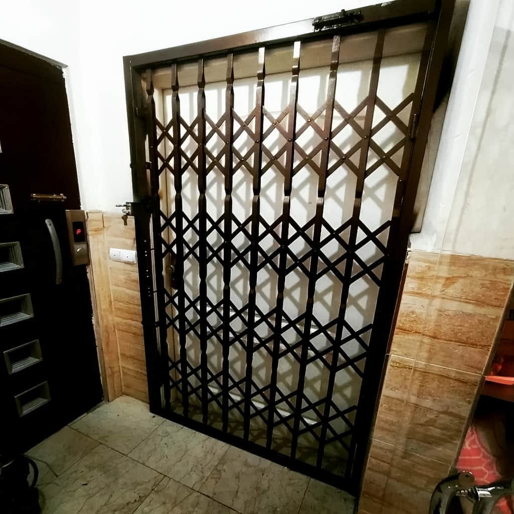نصب درب آکاردئونی چهار گل لوزی پشت درب اصلی