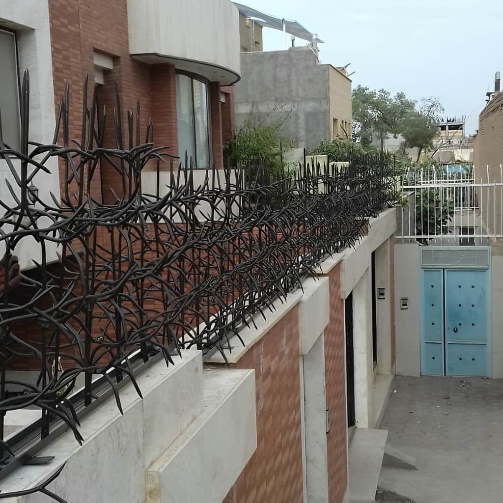 حفاظ آبشاری روی دیوار سنگی مناسب دیوار حیاط