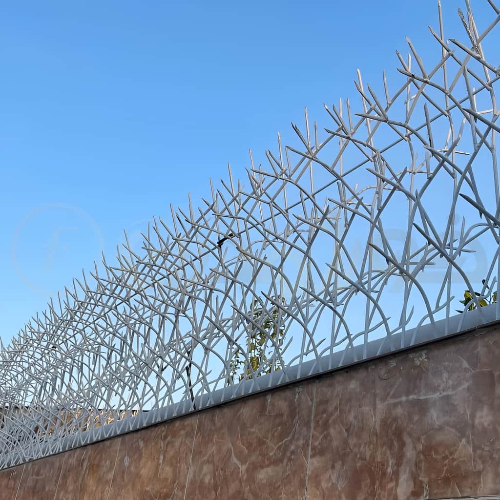 سفارش حفاظ آبشاری روی دیوار سنگی با رنگ کوره‌ای