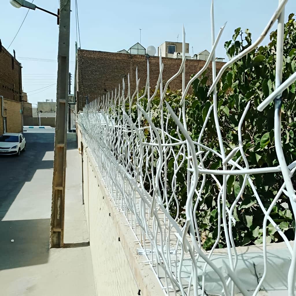 حفاظ خانه با حفاظ دیوار مناسب ساختمان حیاط دار