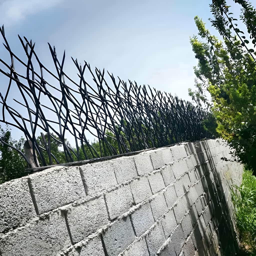 حفاظ روی دیوار با مدل مناسب ویلا و باغ