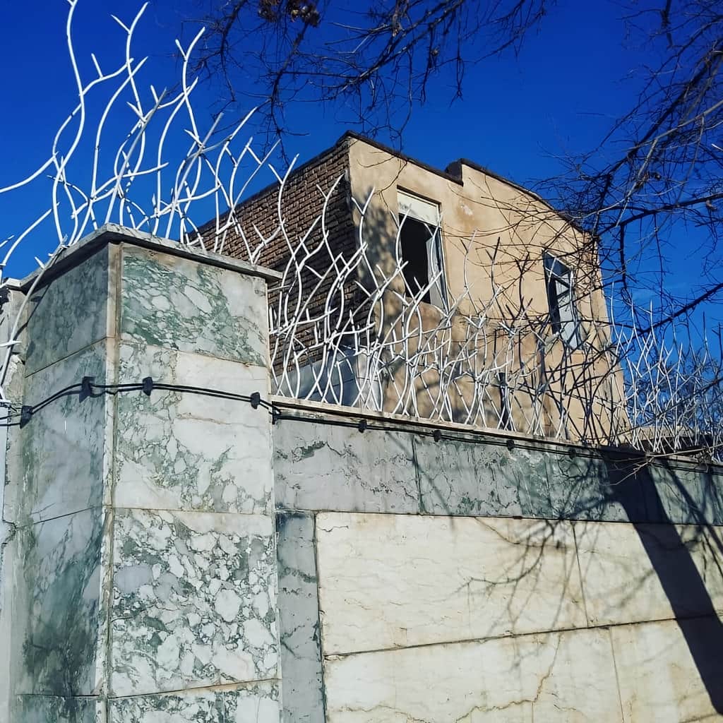 حفاظ شاخ گوزنی با رنگ محافظ روی سطح فلزی