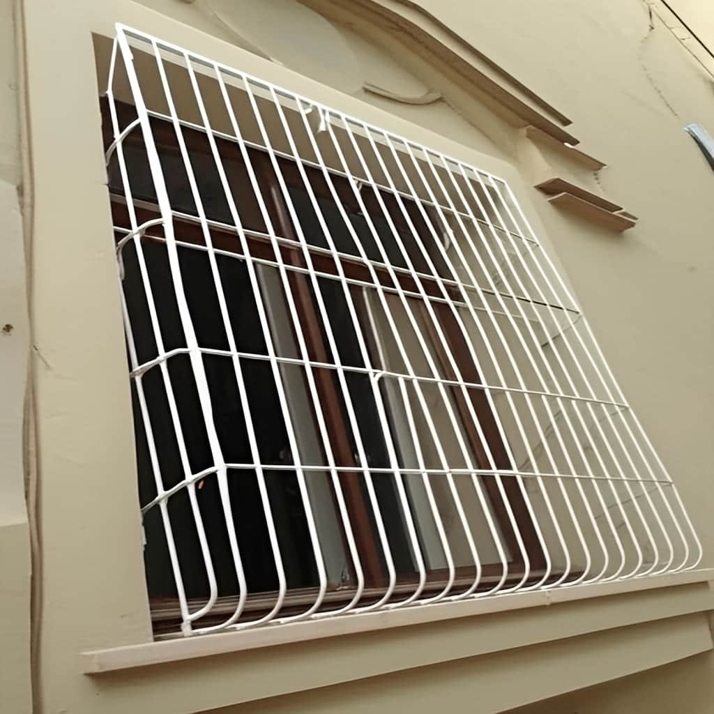 نصب حفاظ پنجره مشکی طلایی نما روی قاب سنگی