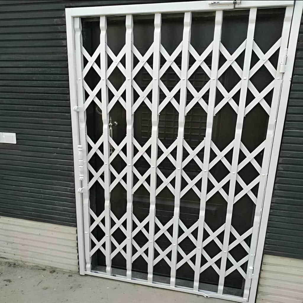 تعمیر درب آکاردئونی ضد سرقت آپارتمان و تنظیم ریل