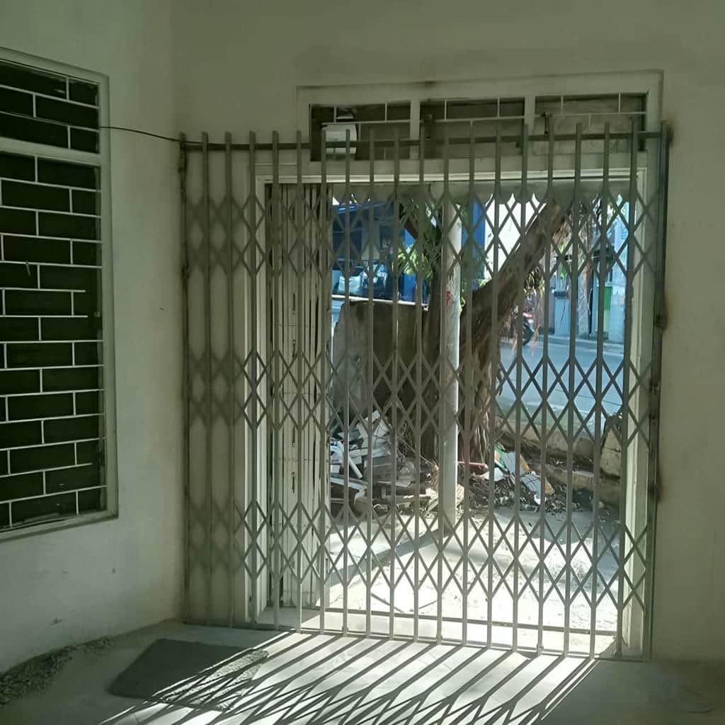 قفل درب آکاردئونی با جایگذاری دقیق برای کاهش دسترسی بیرونی