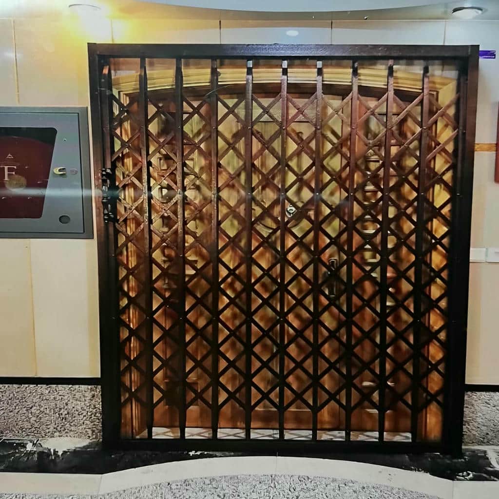 خرید درب آکاردئونی مدرن مشکی ورودی اداری با قفل مخفی