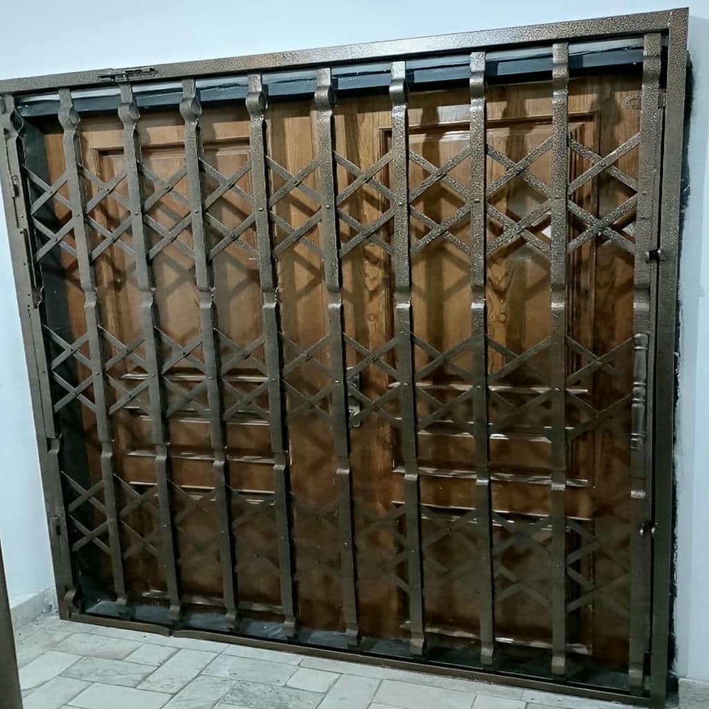 سفارش درب آکاردئونی ضد سرقت آپارتمان مدل سه گل