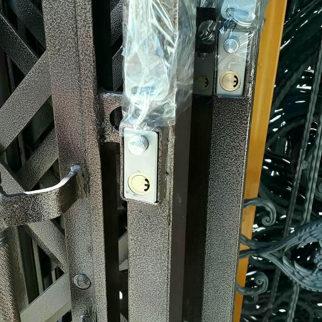 اجرای درب آکاردئونی ضد سرقت آپارتمان پشت درب اصلی