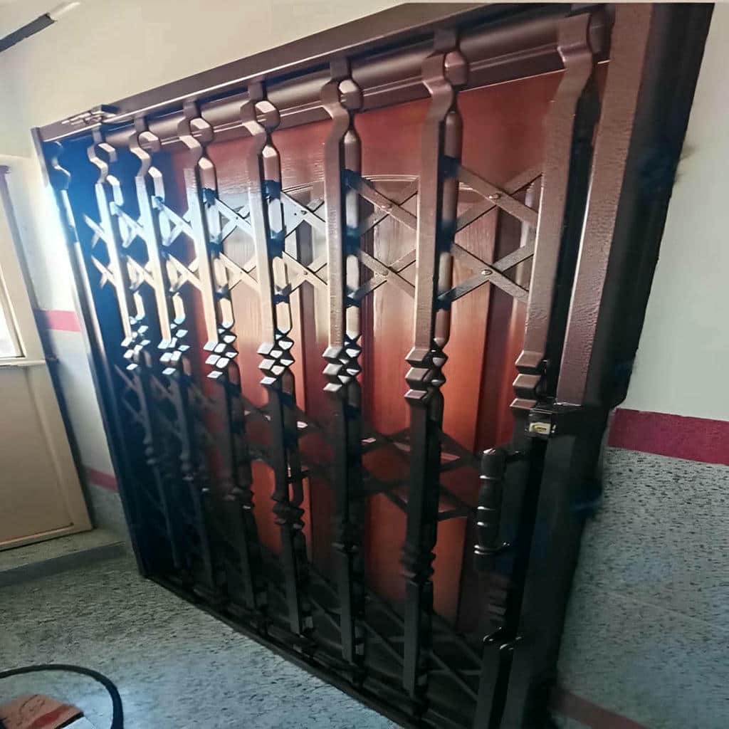 نصب درب آکاردئونی مدرن مشکی ورودی اداری پشت درب اصلی
